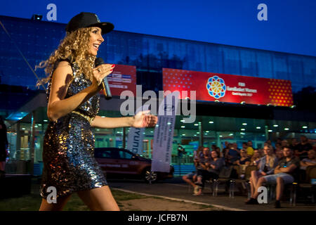 Hradec Kralove, Repubblica Ceca. Il 15 giugno, 2017. Cantante ceca Olga Lounova canta l inno del campionato durante la cerimonia di apertura della FIBA donna europea del campionato di basket a Hradec Kralove, Repubblica Ceca il 15 giugno 2017. Credito: David Tanecek/CTK foto/Alamy Live News Foto Stock