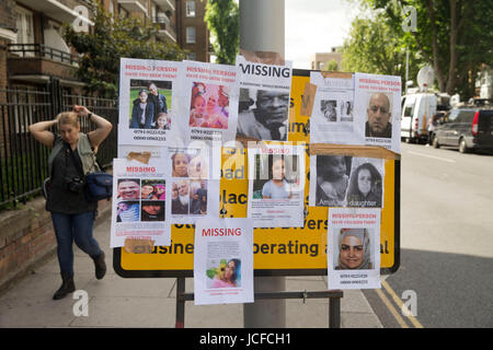 Londra, Regno Unito. 16 Giugno, 2017. bVolunteers e polizia a Grenfell torre nella zona ovest di Londra dopo un incendio di grandi dimensioni. Credito: Sebastian Remme/Alamy Live News Foto Stock