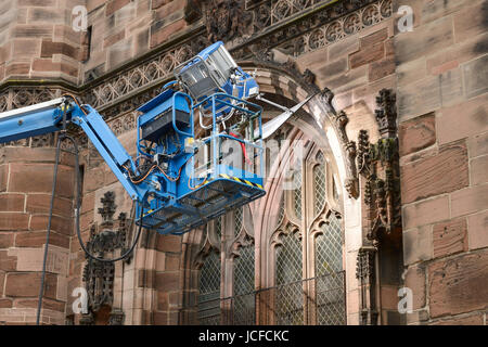 Chester, Regno Unito. 16 Giugno, 2017. Una luce brilla attraverso una finestra di Chester Cathedral durante le riprese del nuovo Mike Leigh Peterloo del film. Credito: Andrew Paterson/Alamy Live News Foto Stock