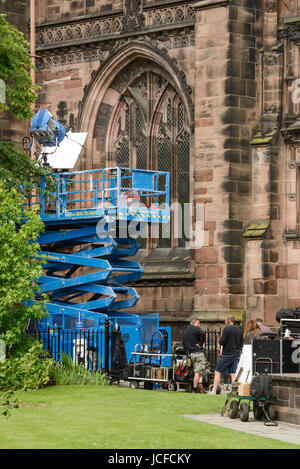 Chester, Regno Unito. 16 Giugno, 2017. Una luce brilla attraverso una finestra di Chester Cathedral durante le riprese del nuovo Mike Leigh Peterloo del film. Credito: Andrew Paterson/Alamy Live News Foto Stock