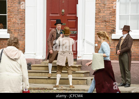 Chester, Regno Unito. 16 Giugno, 2017. Gli attori in costume per prendersi una pausa da filmare il nuovo Mike Leigh Peterloo del film. Le riprese si svolge in Piazza abbazia e Chester Cathedral. Credito: Andrew Paterson/Alamy Live News Foto Stock