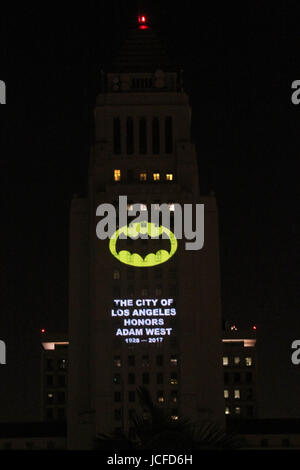 Los Angeles, Ca, Stati Uniti d'America. Il 15 giugno, 2017. Batsignal presso la città di Los Angeles e DC Entertainment illuminazione Bat-Signal Cerimonia in onore di Adam West a Los Angeles City Hall il 15 giugno 2017 a Los Angeles, California. Credito: David Edwards/media/punzone Alamy Live News Foto Stock