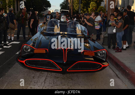 Los Angeles, Ca, Stati Uniti d'America. Il 15 giugno, 2017. Atmosfera presso la città di Los Angeles e DC Entertainment illuminazione Bat-Signal Cerimonia in onore di Adam West a Los Angeles City Hall il 15 giugno 2017 a Los Angeles, California. Credito: David Edwards/media/punzone Alamy Live News Foto Stock