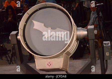 Los Angeles, Ca, Stati Uniti d'America. Il 15 giugno, 2017. Atmosfera presso la città di Los Angeles e DC Entertainment illuminazione Bat-Signal Cerimonia in onore di Adam West a Los Angeles City Hall il 15 giugno 2017 a Los Angeles, California. Credito: David Edwards/media/punzone Alamy Live News Foto Stock