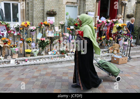 Londra, Regno Unito. 16 Giugno, 2017. Omaggi floreali e messaggi di cordoglio al di fuori della collina Notitng chiesa metodista per le vittime del Grenfell Torre fire Credito: amer ghazzal/Alamy Live News Foto Stock