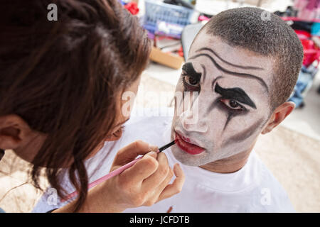 Artista per il trucco delle labbra di rivestimento dei maschi di circus clown Foto Stock