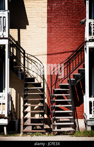 Scale simmetriche con due colori diversi. Rosso e beige Foto Stock