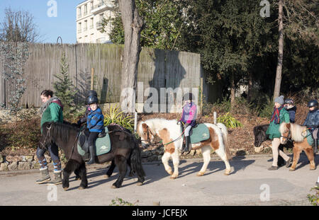 Bambini su pony Shetland dal pony club, Jardin d'Acclimatation, il Bois de Boulogne, Parigi, Francia Foto Stock