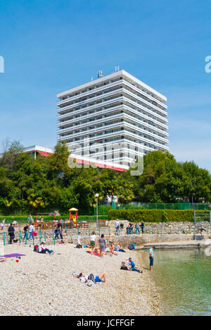 Plaza Tomasevac, la spiaggia di fronte all'hotel Ambasador, Opatija, baia di Kvarner, Croazia Foto Stock