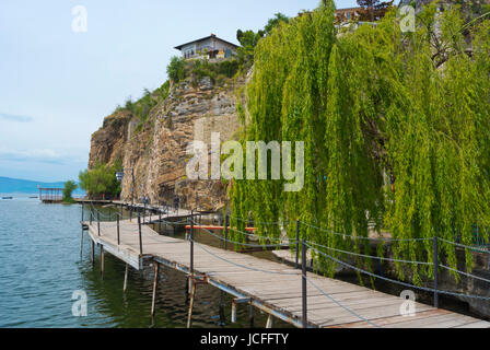 Passerella in legno tra Potpes e Kaneo spiagge, Ohrid Macedonia Foto Stock