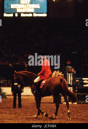 Nick Skelton a cavallo dell'anno mostra a Wembley 1984 Nicholas David Skelton, CBE (nato il 30 dicembre 1957, Bedworth, Warwickshire) era un equestre britannici che hanno gareggiato in show jumping. È andato in pensione all'età di 59 anni, il 5 aprile 2017. Egli ha iniziato a cavalcare in età di diciotto mesi e nel 1975 ha preso in squadra due argenti e un oro individuale al campionato Europeo Juniores. Ha partecipato numerose volte al Parlamento Show Jumping campionati, vincendo tre ori, tre argenti e tre bronzi sia individualmente e con il team britannico su un 26-anno periodo di tempo. Nel 1980 ha gareggiato nella Foto Stock