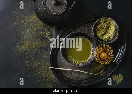 Il tè verde Matcha polvere e bere Foto Stock