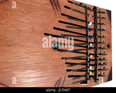 Kalimba- afican legno tradizionale strumento musicale - isolato su bianco Foto Stock