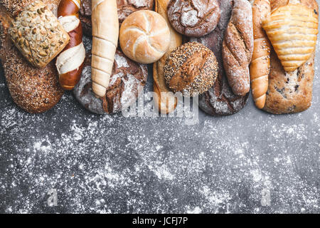 Varietà di deliziosi cibi freschi e pane sano Foto Stock