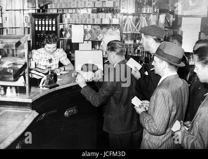 La Francia sotto l'occupazione tedesca (1940-1944). Distribuzione della razione di tabacco. Foto Stock