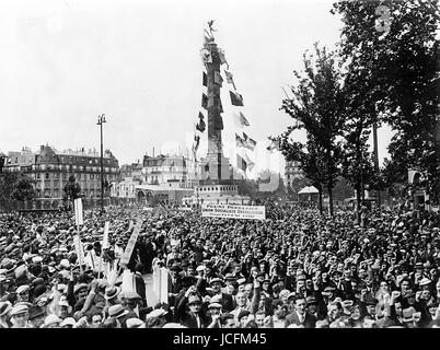 Manifestazione di fronte popolare di Place de la Bastille Il 14 luglio 1936 a Parigi. Foto Stock