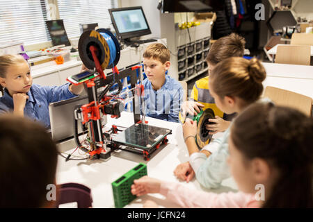 Dei bambini felici con stampante 3D presso la Scuola di Robotica Foto Stock