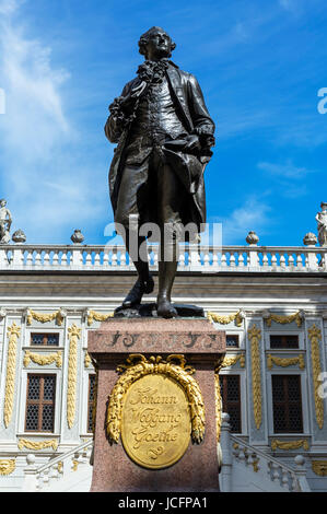 Statua di Johann Wolfgang Goethe di fronte alla vecchia Bourse, Naschmarkt, Lipsia, Sassonia, Germania Foto Stock