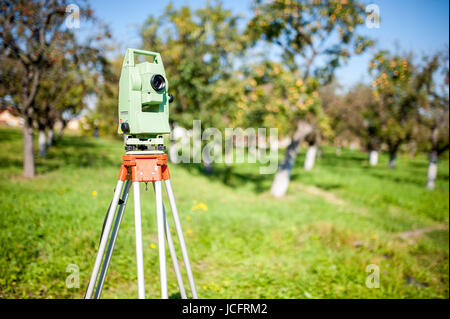 La stazione totale il rilevamento e la misurazione di attrezzature di ingegneria a lavorare in giardino o sulla foresta Foto Stock