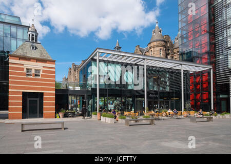 Vista di ristoranti e bar di nuovo Quartermile residenziali di lusso lo sviluppo di proprietà a Edimburgo, Scozia. Foto Stock