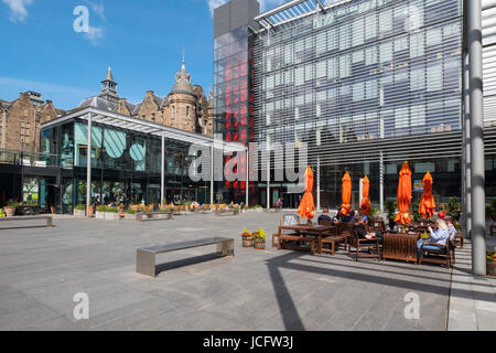 Vista di ristoranti e bar di nuovo Quartermile residenziali di lusso lo sviluppo di proprietà a Edimburgo, Scozia. Foto Stock