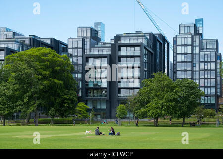 Vista del nuovo Quartermile residenziali di lusso lo sviluppo di proprietà a Edimburgo, Scozia. Foto Stock