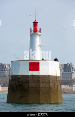 Faro di St Malo accanto all cielo blu, Bretagna Francia Foto Stock