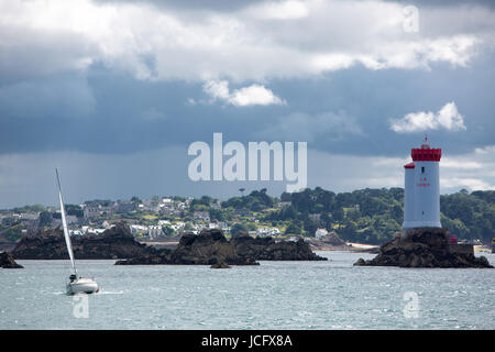 Cielo velato e il Faro di La Croix, un monumento nel comune di Ploubaslanec nella Cotes d'Armor in Bretagna, vicino all'Isola di Brehat. Foto Stock