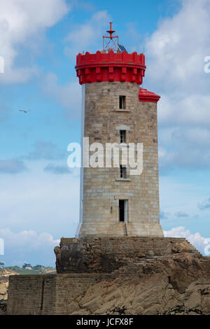 Faro di La Croix, un monumento nel comune di Ploubaslanec nella Cotes d'Armor in Bretagna, vicino all'Isola di Brehat. Foto Stock