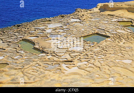 Storica antiche saline sulla costa vicino a Marsalforn, isola di Gozo, Malta Foto Stock