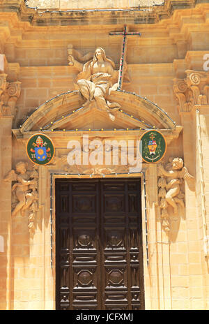 La facciata della basilica della Visitazione chiesa, Gharb, isola di Gozo, Repubblica di Malta Foto Stock