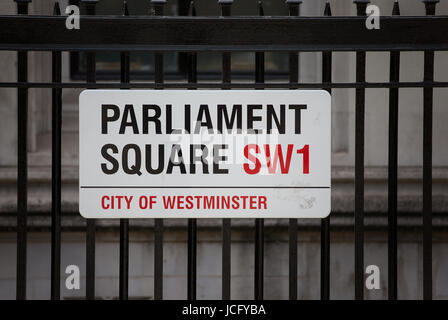 La piazza del Parlamento strada segno sulle ringhiere nella City of Westminster, Londra SW1 Foto Stock