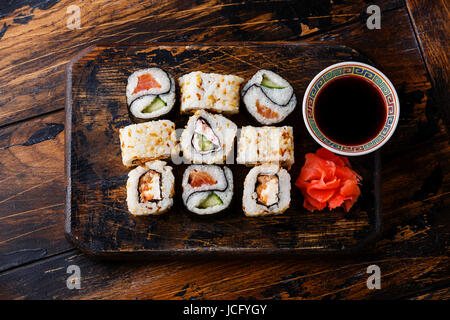 Rotoli di sushi Yin Yang forma su sfondo di legno Foto Stock