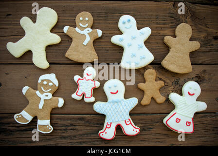 Felice lo zenzero pane di cookie, con decoro e senza in marrone e bianco colori, uomo, donna e bambini Foto Stock