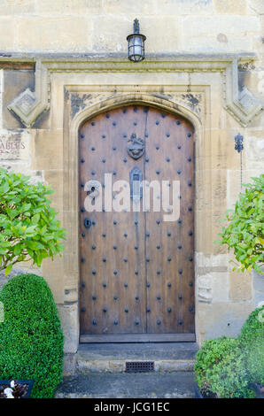 Rovere pesante porta anteriore nel grazioso villaggio di Broadway in Cotswolds Foto Stock