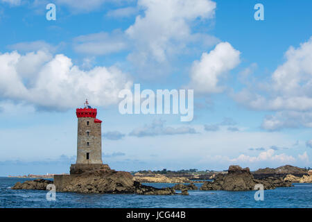 Faro di La Croix, un monumento nel comune di Ploubaslanec nella Cotes d'Armor in Bretagna, vicino all'Isola di Brehat. Foto Stock