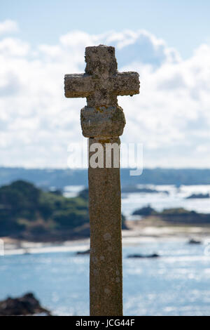 Croce di St Michel chiesa sull isola di Brehat in Bretagna con l'oceano e la terra in background Foto Stock