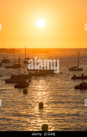 Tramonto sul porto di Trégastel con (tra Perros-Guirec e Pleumeur-Bodou, Bretagna, Francia). La Costa di Granito Rosa. Foto Stock