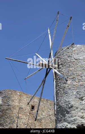Linea di mulini a vento abbandonati che costeggia il crinale dove la strada entra nell'altopiano di Lasithi, Creta, Grecia Foto Stock