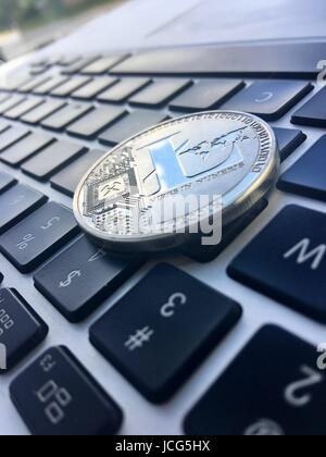 Cryptocurrency argento fisico Litecoin moneta sulla tastiera del computer. Foto Stock