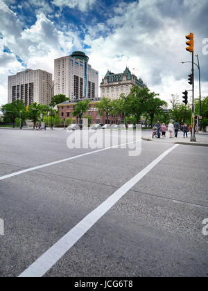 Winnipeg downtown city scenario Main Street e Broadway intersezione. Winnipeg, Manitoba, Canada 2017. Foto Stock