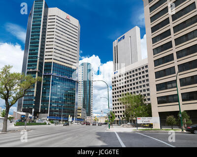 Licenza disponibile su MaximImages.com - Winnipeg Downtown city Street scenario con alti edifici di Artis e MTS. Strada principale, Winnipeg Manitoba Foto Stock