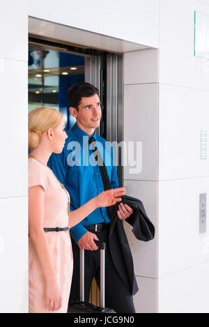 Coppia in attesa per hotel Ascensore o elevatore Foto Stock