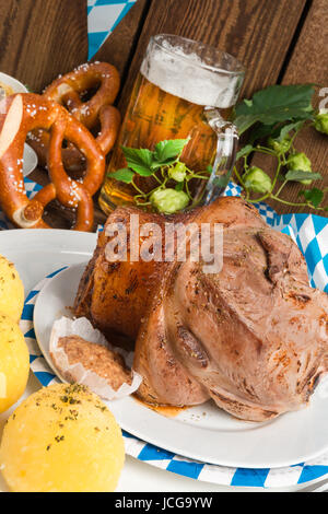 Schweinshax - carne di maiale fuso a snodo su Bavarian Foto Stock