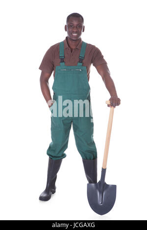 Giardiniere maschio tenendo la pala su sfondo bianco Foto Stock