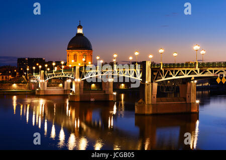 E ponte vecchio ospedale della città di Tolosa al tramonto Foto Stock