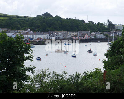 Il villaggio di lavare la Cornovaglia e barche nella baia, guardando oltre il Fiume Fal da Falmouth Foto Stock