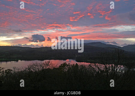 Tramonto sul lago di Windermere nel Lake District National Park in Inghilterra, Regno Unito Foto Stock