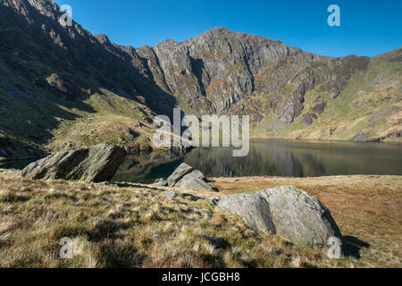 Llyn Cau sostenuta da Craig Cau, Cadair Idris, Snowdonia National Park, North Wales, Regno Unito Foto Stock