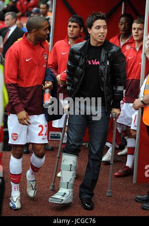 SAMIR NASRI con le stampelle ARSENAL V atletico madrid ARSENAL V atletico madrid Emirates Stadium di Londra, Inghilterra 01 agosto 2009 DIY MIRATES97779 CUP 2009, Emirates Stadium, Londra attenzione! Questa fotografia può essere utilizzata solo per il giornale e/o rivista scopi editoriali. Non possono essere utilizzate per pubblicazioni riguardanti 1 player, 1 Club o 1 concorrenza senza autorizzazione scritta da parte di Football DataCo Ltd. Per qualsiasi domanda, contattare Football DataCo Ltd il +44 (0) 207 864 9121 Foto Stock